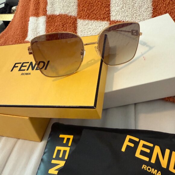 Fendi Logo Sunglasses - Style # FE40013U - NEW CONDITION - Picture 4 of 13
